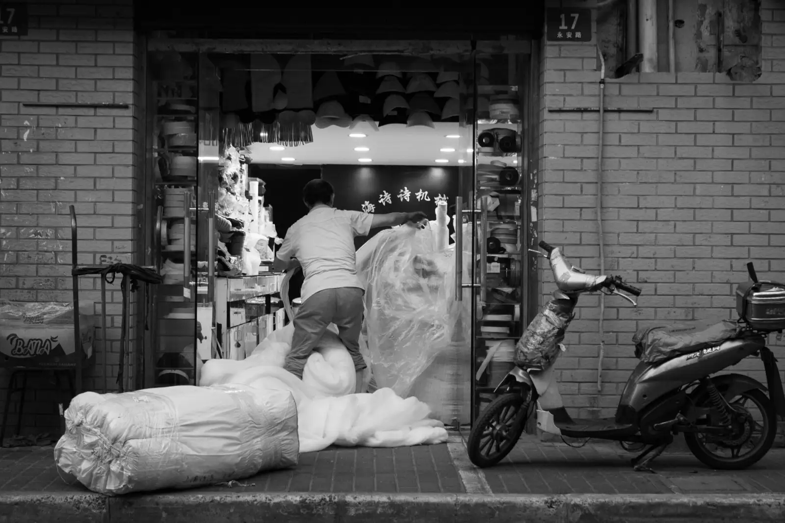 碧能智能照明系统核心参数解析：人体感应与远程控制技术对比