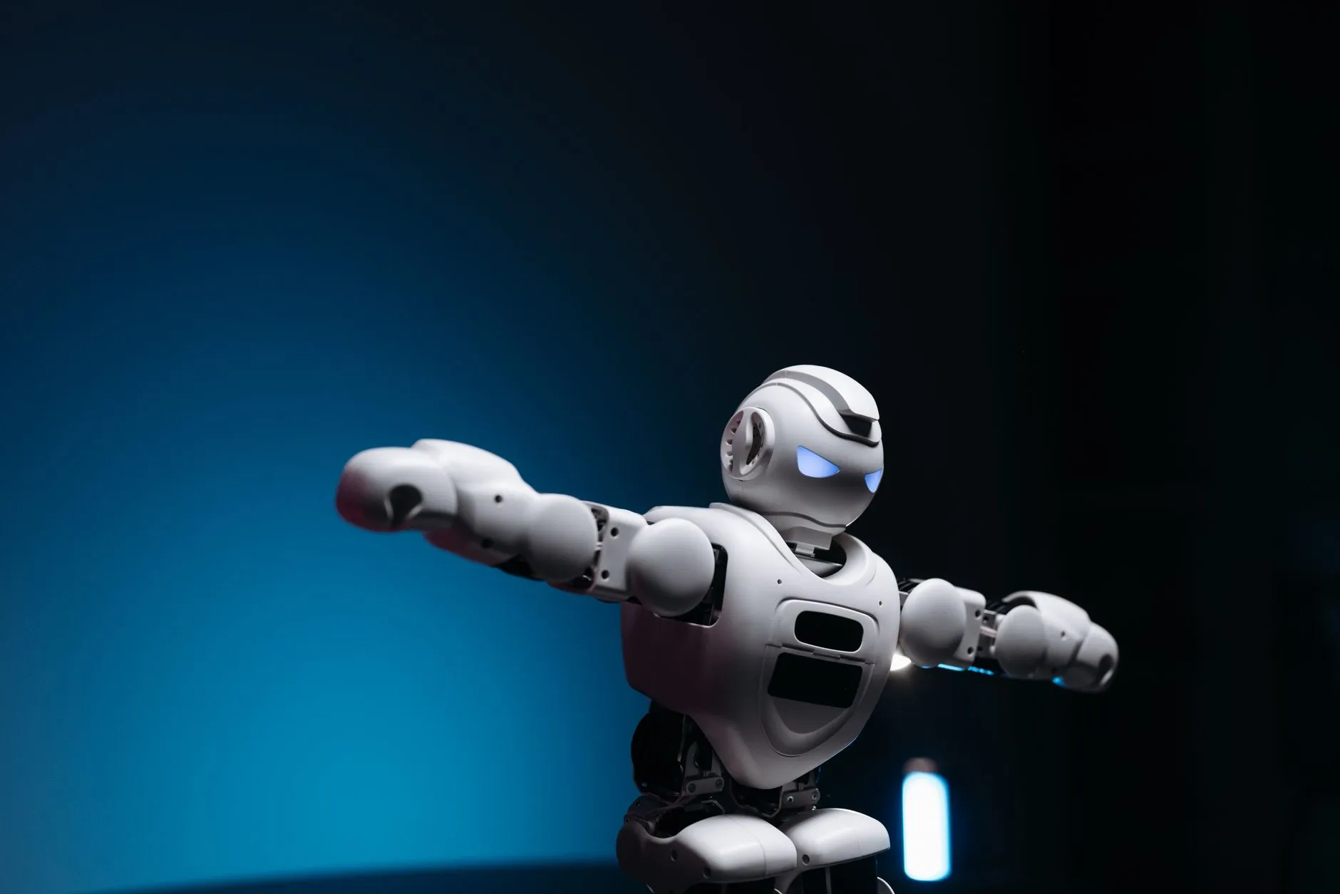 2025年智能照明技术趋势：人体感应与远程控制融合解析