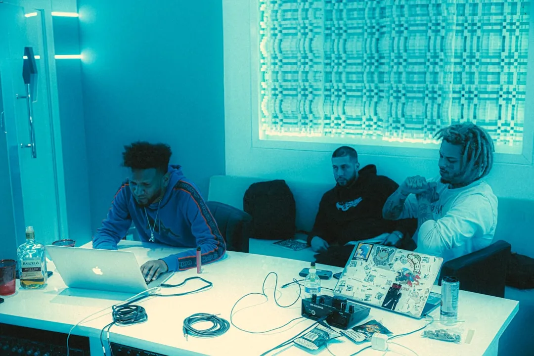 人体感应LED灯具选型对比：家庭与办公场景适配指南