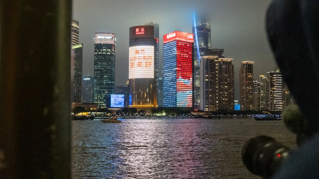 智能照明与传统LED灯具对比：人体感应与远程控制如何实现办公空间节能